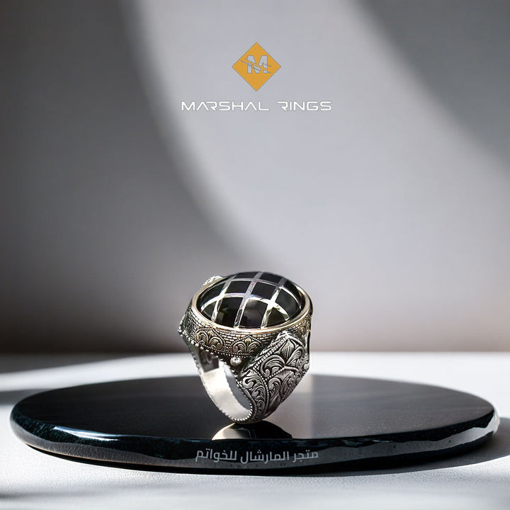 خاتم فضة رجالي 925 مرصع بحجر أسود مزين بنقوش محفورة بدقة على الجانبين - متجر المارشال للخواتم الرجالية 2