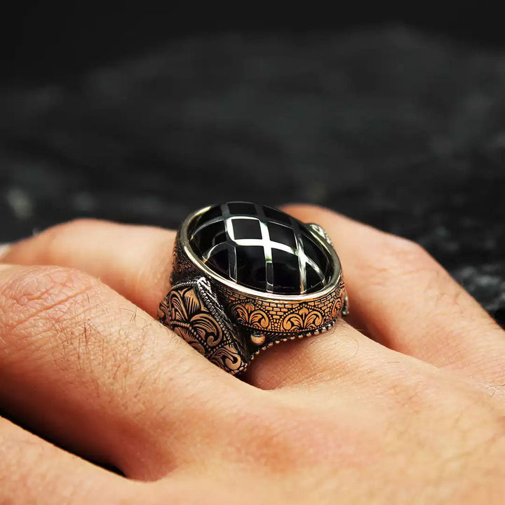 خاتم فضة رجالي 925 مرصع بحجر أسود مزين بنقوش محفورة بدقة على الجانبين - متجر المارشال للخواتم الرجالية 3