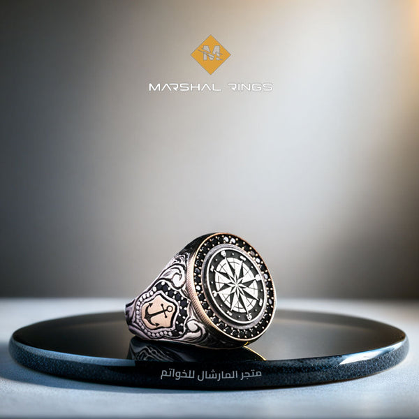 خاتم فضة رجالي 925 منقوش يدوياً بإطار دائري مزين بنقش البوصلة - متجر المارشال للخواتم الرجالية 1