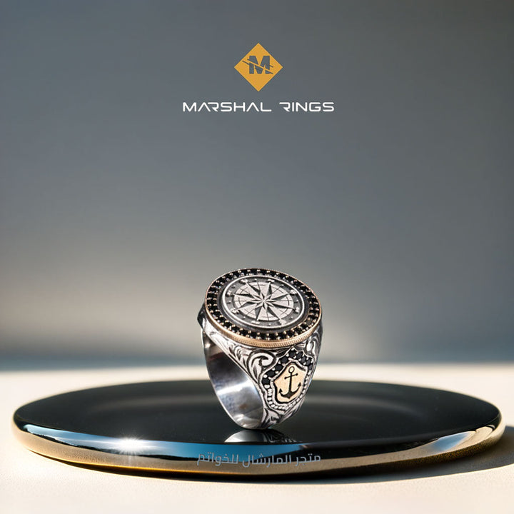 خاتم فضة رجالي 925 منقوش يدوياً بإطار دائري مزين بنقش البوصلة - متجر المارشال للخواتم الرجالية 2