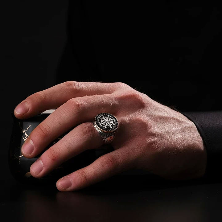 خاتم فضة رجالي 925 منقوش يدوياً بإطار دائري مزين بنقش البوصلة - متجر المارشال للخواتم الرجالية 4