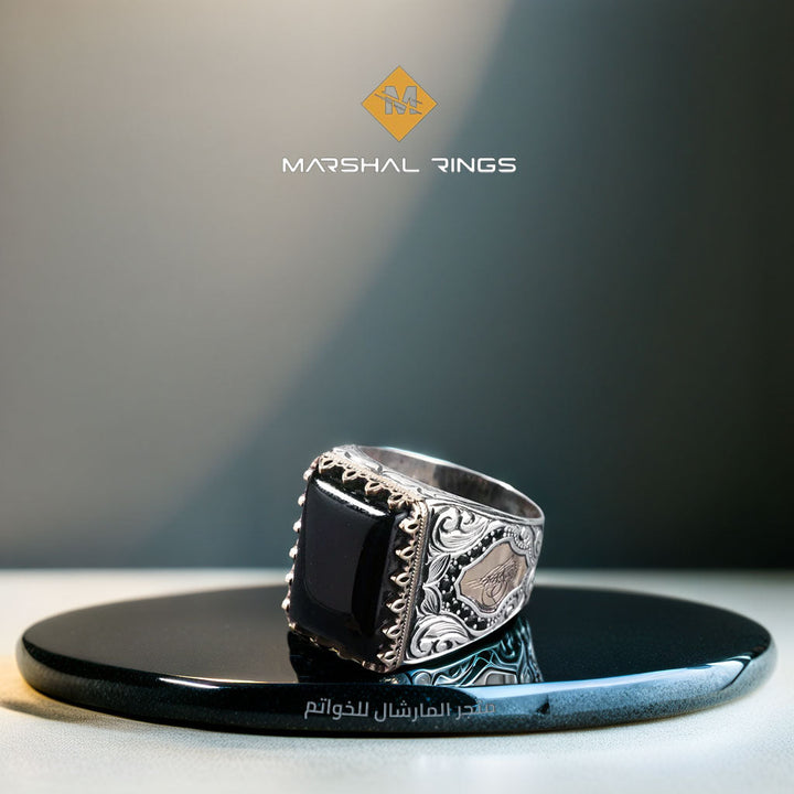 خاتم فضة رجالي 925 مرصع بحجر الأونيكس ضمن إطار مربع صغير منقوش يدوياً - متجر المارشال للخواتم الرجالية 1
