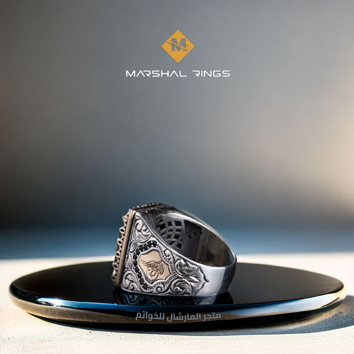 خاتم فضة رجالي 925 مرصع بحجر الأونيكس ضمن إطار مربع صغير منقوش يدوياً - متجر المارشال للخواتم الرجالية 2