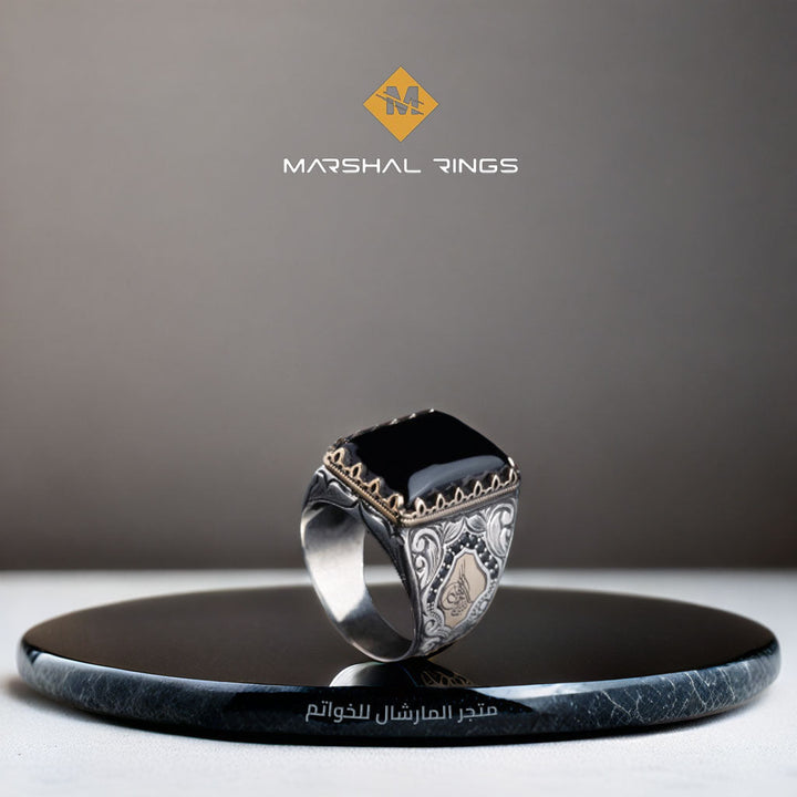خاتم فضة رجالي 925 مرصع بحجر الأونيكس ضمن إطار مربع صغير منقوش يدوياً - متجر المارشال للخواتم الرجالية 4