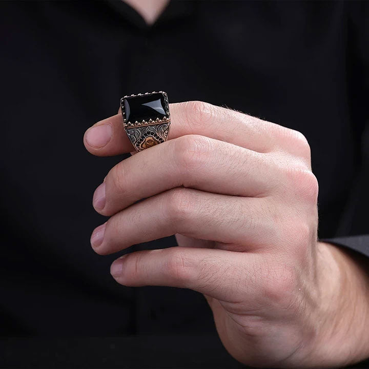 خاتم فضة رجالي 925 مرصع بحجر الأونيكس ضمن إطار مربع صغير منقوش يدوياً - متجر المارشال للخواتم الرجالية 5