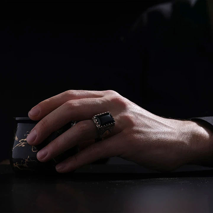 خاتم فضة رجالي 925 مرصع بحجر الأونيكس ضمن إطار مربع صغير منقوش يدوياً - متجر المارشال للخواتم الرجالية 6