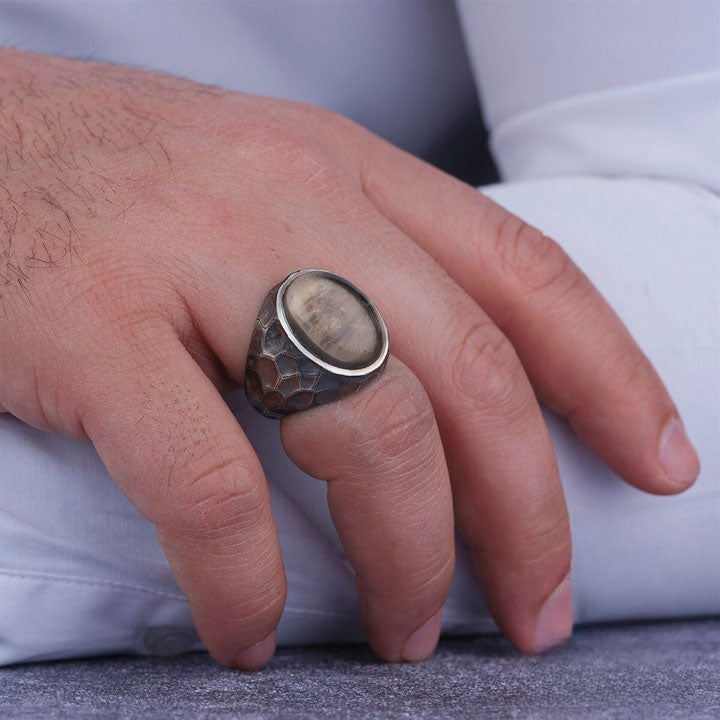خاتم فضة رجالي بحجر كوارتز  بتصميم قرص العسل - أناقة عصرية وجاذبية (عيار 925) - متجر المارشال للخواتم الرجالية 3
