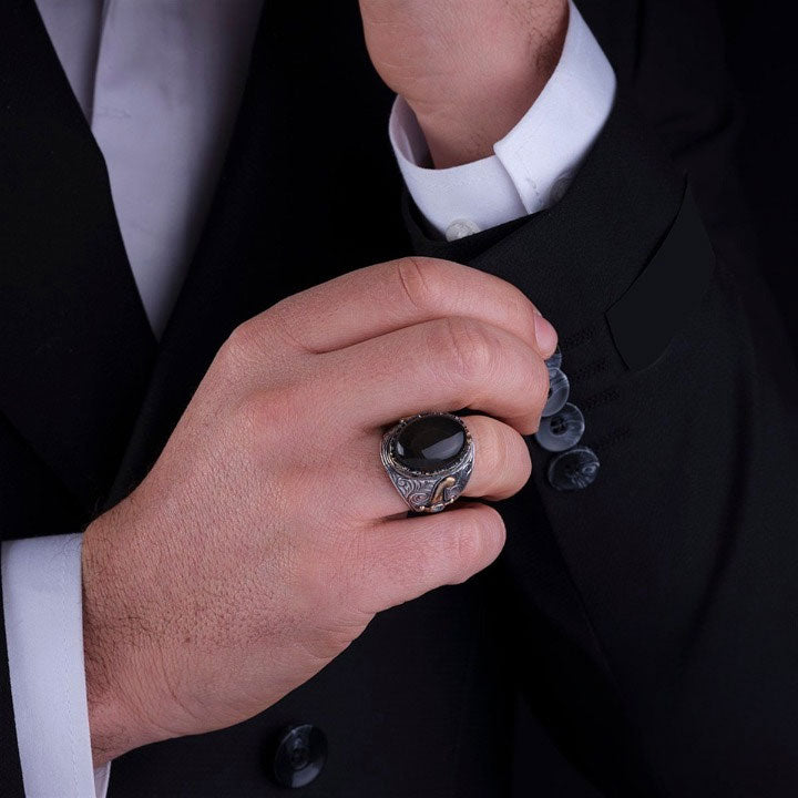 خاتم فضة رجالي فاخر بنقوش فنية وحجر كوارتز - فخامة وأصالة (عيار 925) - متجر المارشال للخواتم الرجالية 3