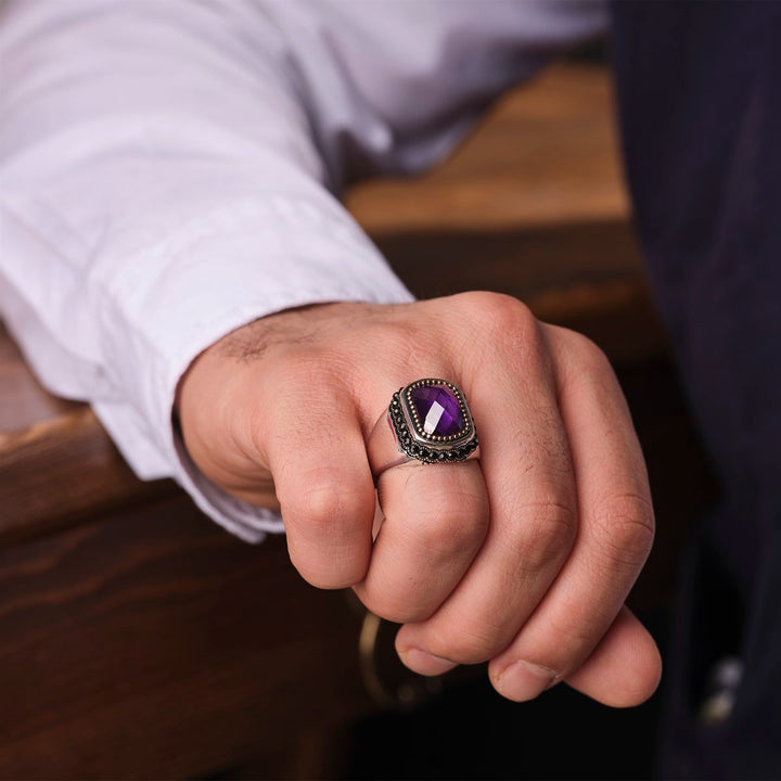 خاتم فضة رجالي بحجر جمشت أرجواني - أناقة وحكمة (عيار 925) - متجر المارشال للخواتم الرجالية 3
