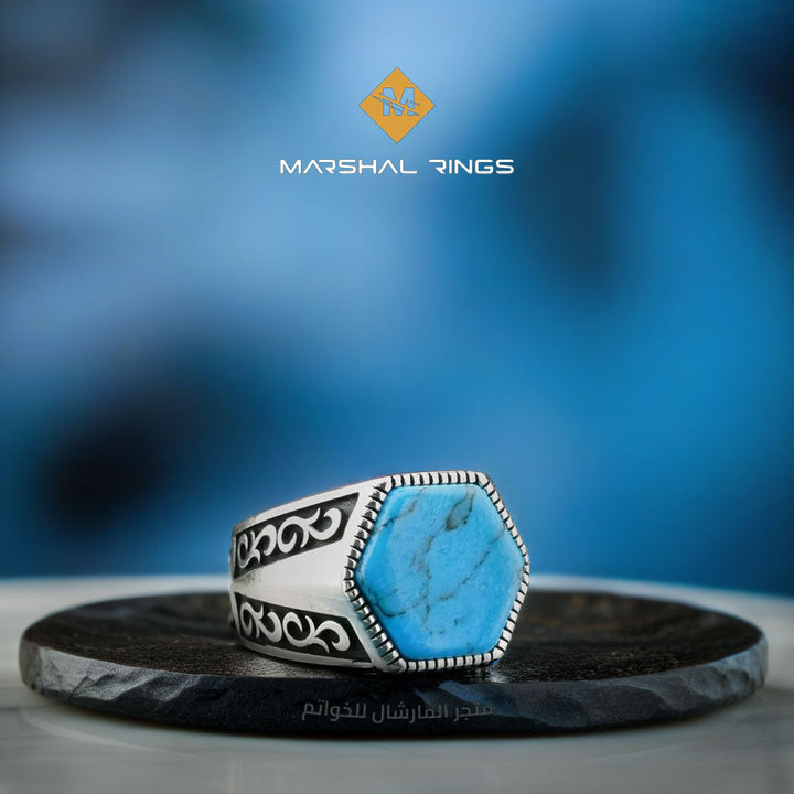 خاتم فضة رجالي 925 مميز بحجر فيروز سداسي وتصميم فضي بنقوش أنيقة  - متجر المارشال للخواتم الرجالية 1