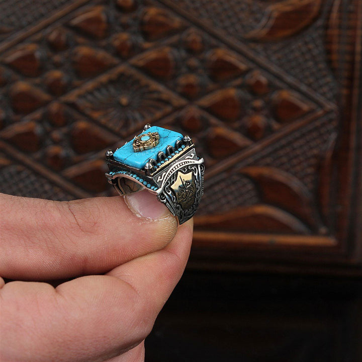 خاتم فضة رجالي 925 مميز بحجر فيروز مربع وتصميم فضي بزخارف عربية - متجر المارشال للخواتم الرجالية 2