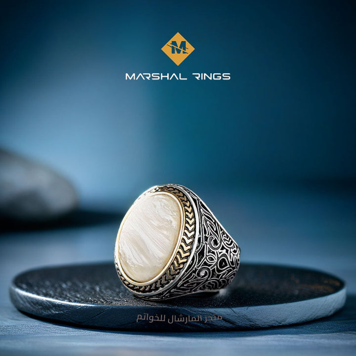 خاتم فضة رجالي كلاسيكي بحجر صدف أبيض - فخامة وأناقة (عيار 925) - متجر المارشال للخواتم الرجالية 1