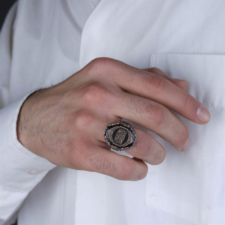 خاتم فضة رجالي إسلامي مرصع بحجر الكهرمان منقوش بعبارة التوحيد (عيار 925) - متجر المارشال للخواتم الرجالية 3