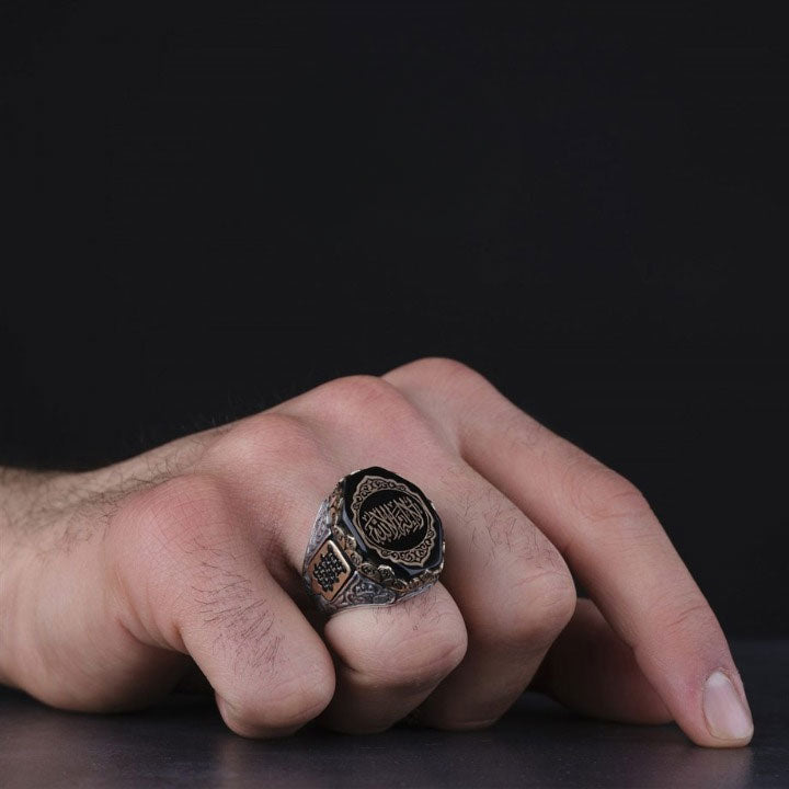 خاتم فضة رجالي إسلامي مرصع بحجر الكهرمان منقوش بعبارة التوحيد (عيار 925) - متجر المارشال للخواتم الرجالية 4
