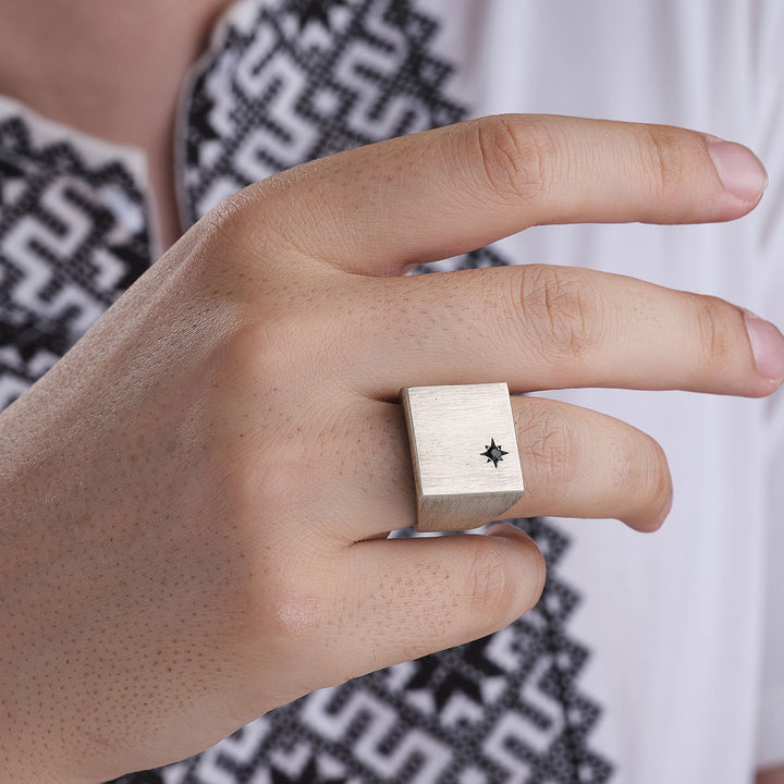 خاتم فضة 925 رجالي مربع الشكل مرصع بحجر زركون ميكرو  - متجر المارشال للخواتم الرجالية 3