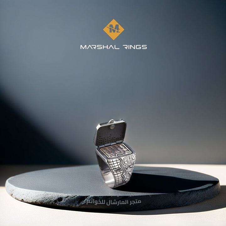 خاتم فضة رجالي مربع التصميم قابل للفتح - قطعة مميزة بنقوش كلاسيكية وإطار مرصع للأسرار - متجر المارشال للخواتم الرجالية 3