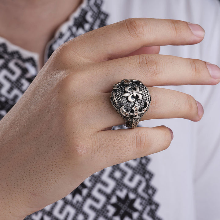 خاتم فضة رجالي عيار 925 تصميم ملكي حفر يدوي دقيق فاخر - متجر المارشال للخواتم الرجالية 3