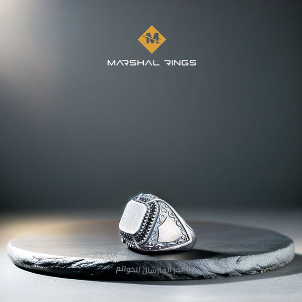 خاتم فضة رجالي عيار 925 فاخرة وأنيقة بنقش الدرع على الجوانب - متجر المارشال للخواتم الرجالية 1