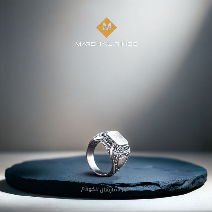 خاتم فضة رجالي عيار 925 فاخرة وأنيقة بنقش الدرع على الجوانب - متجر المارشال للخواتم الرجالية 2
