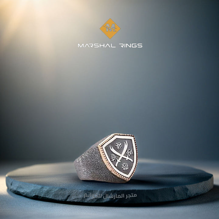 خاتم فضة 925 رجالي موديل الدرع يحتوي على سيفين - متجر المارشال للخواتم الرجالية 1