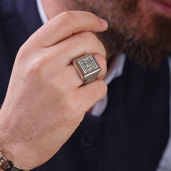 خاتم فضة 925 رجالي نقش بالخط الكوفي  "أليس الله بكافٍ عبده" - متجر المارشال للخواتم الرجالية 2