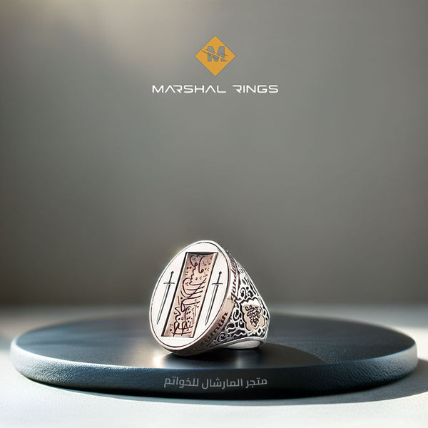 خاتم فضة 925 رجالي محفور بتصميم جريء ونقش السيف - متجر المارشال للخواتم الرجالية 1