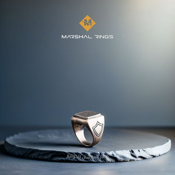 خاتم فضة رجالي 925 مربع مرصع بأحجار مايكرو مزين بدرع جانبي - متجر المارشال للخواتم الرجالية 1