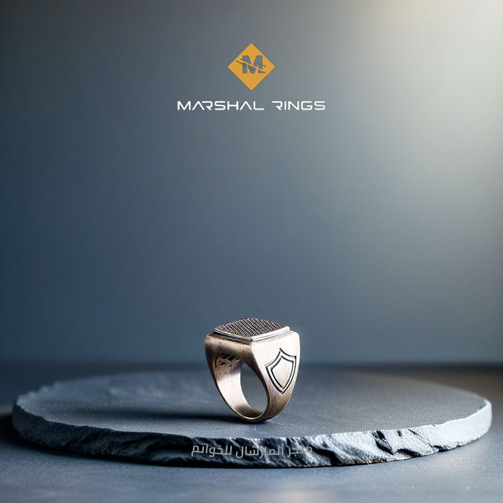 خاتم فضة رجالي 925 مربع مرصع بأحجار مايكرو مزين بدرع جانبي - متجر المارشال للخواتم الرجالية 1