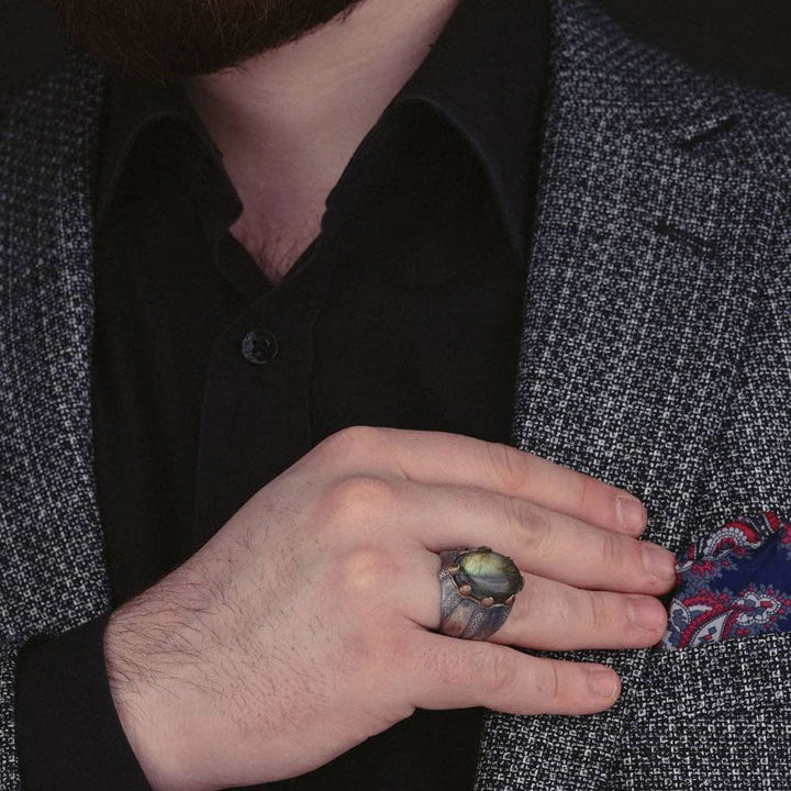 خاتم فضة رجالي 925 مرصع بحجر اللابرادوريت الطبيعي بتصميم جذاب - متجر المارشال للخواتم الرجالية 3