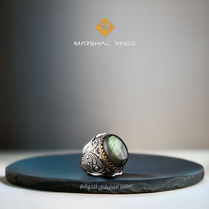 خاتم فضة رجالي 925 مرصع بحجر اللابرادوريت مزين بنقش يدوي مميز - متجر المارشال للخواتم الرجالية 1