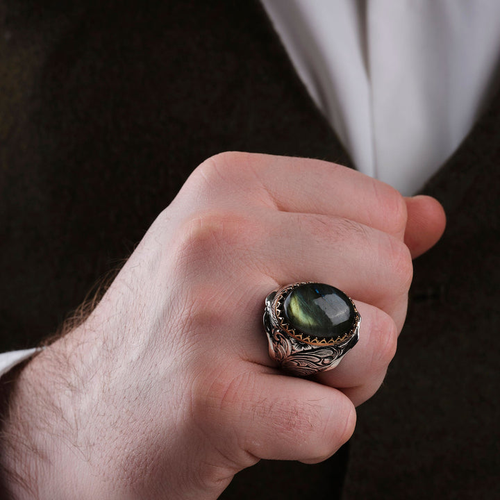 خاتم فضة رجالي 925 مرصع بحجر اللابرادوريت مزين بنقش يدوي مميز - متجر المارشال للخواتم الرجالية 3