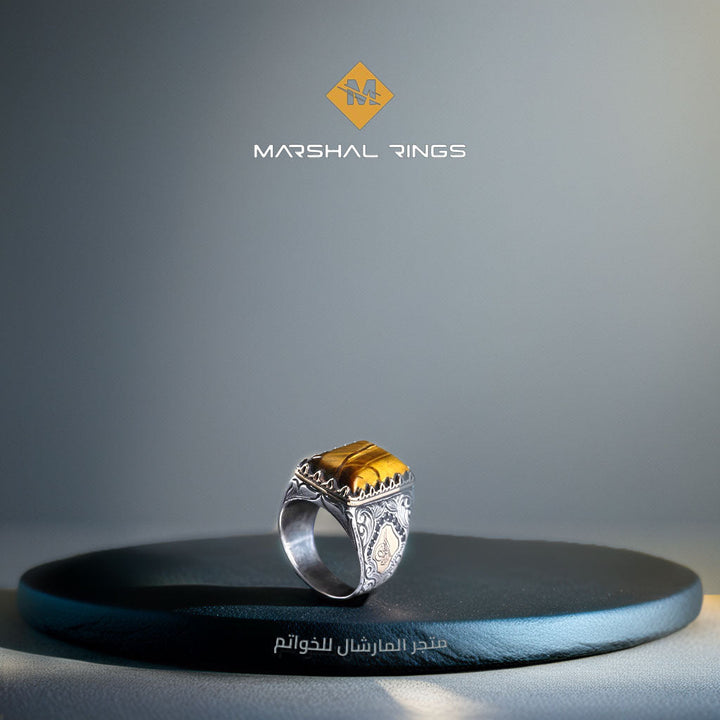خاتم فضة رجالي 925 مرصع بحجر عين النمر ضمن إطار مربع صغير منقوش يدوياً - متجر المارشال للخواتم الرجالية 2