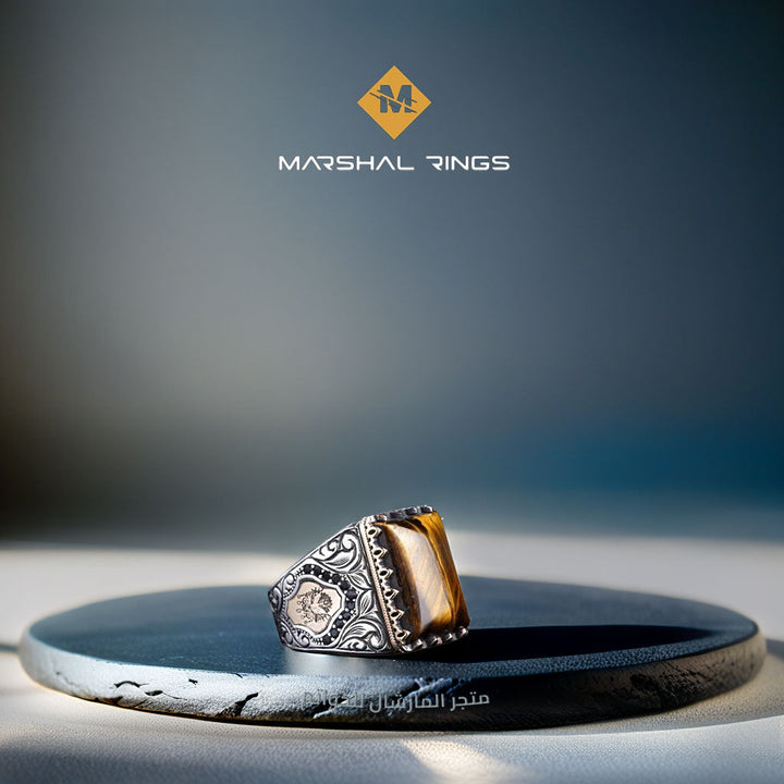 خاتم فضة رجالي 925 مرصع بحجر عين النمر ضمن إطار مربع صغير منقوش يدوياً - متجر المارشال للخواتم الرجالية 3