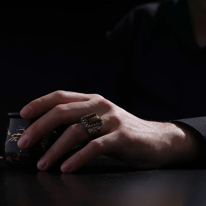 خاتم فضة رجالي 925 مرصع بحجر عين النمر ضمن إطار مربع صغير منقوش يدوياً - متجر المارشال للخواتم الرجالية 4