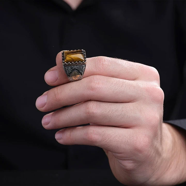 خاتم فضة رجالي 925 مرصع بحجر عين النمر ضمن إطار مربع صغير منقوش يدوياً - متجر المارشال للخواتم الرجالية 5