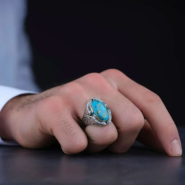 خاتم فضة رجالي 925 مرصع بحجر الفيروز بتصميم منقوش يدوياً وإطار بإحجار الزركون السوداء - متجر المارشال للخواتم الرجالية 3