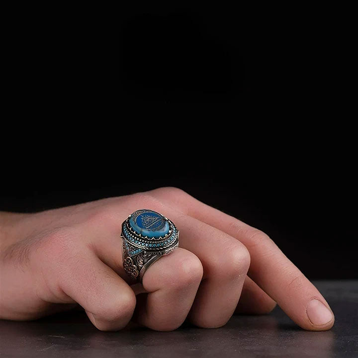 خاتم فضة رجالي 925 مرصع بحجر الفيروز منقوش يدوياً ومزين بعبارة "حسبي الله" - متجر المارشال للخواتم الرجالية 3