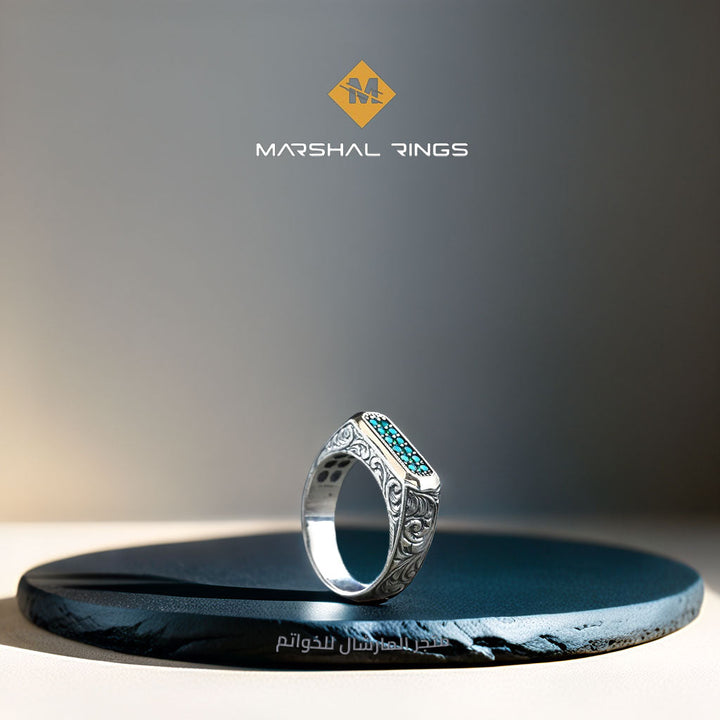 خاتم فضة رجالي 925 مرصع بحجر الفيروز منقوش يدوياً بتفاصيل فنية جانبية راقية - متجر المارشال للخواتم الرجالية 1