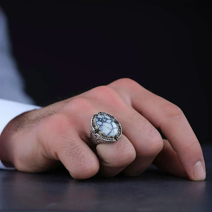 خاتم فضة رجالي 925 مرصع بحجر الفيروز مزين بنقش يدوي وإطار بإحجار الزركون السوداء - متجر المارشال للخواتم الرجالية 3