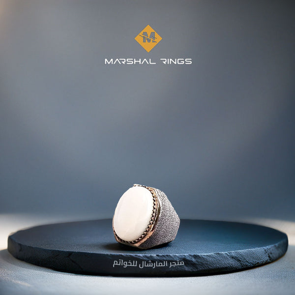 خاتم فضة رجالي 925 مرصع بحجر الصدف الطبيعي مزين بنقش بتقنية الرمل - متجر المارشال للخواتم الرجالية 1