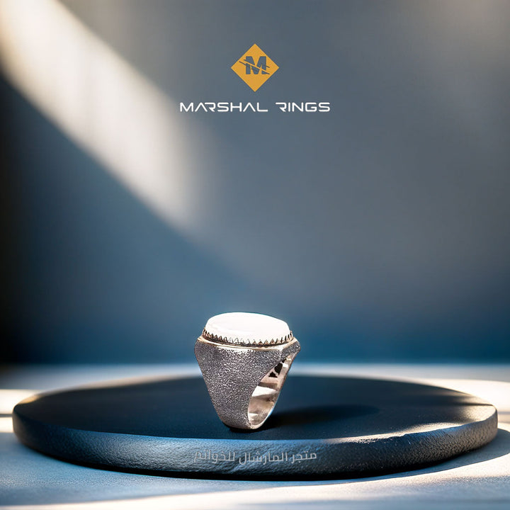 خاتم فضة رجالي 925 مرصع بحجر الصدف الطبيعي مزين بنقش بتقنية الرمل - متجر المارشال للخواتم الرجالية 2