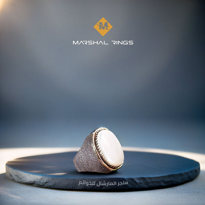 خاتم فضة رجالي 925 مرصع بحجر الصدف الطبيعي مزين بنقش بتقنية الرمل - متجر المارشال للخواتم الرجالية 3