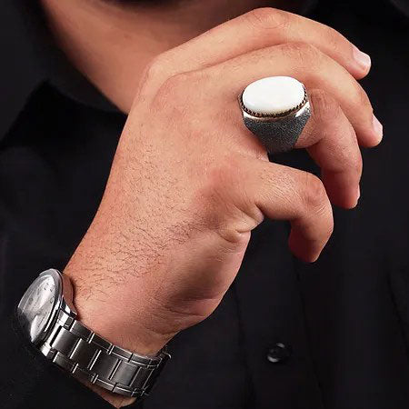 خاتم فضة رجالي 925 مرصع بحجر الصدف الطبيعي مزين بنقش بتقنية الرمل - متجر المارشال للخواتم الرجالية 4