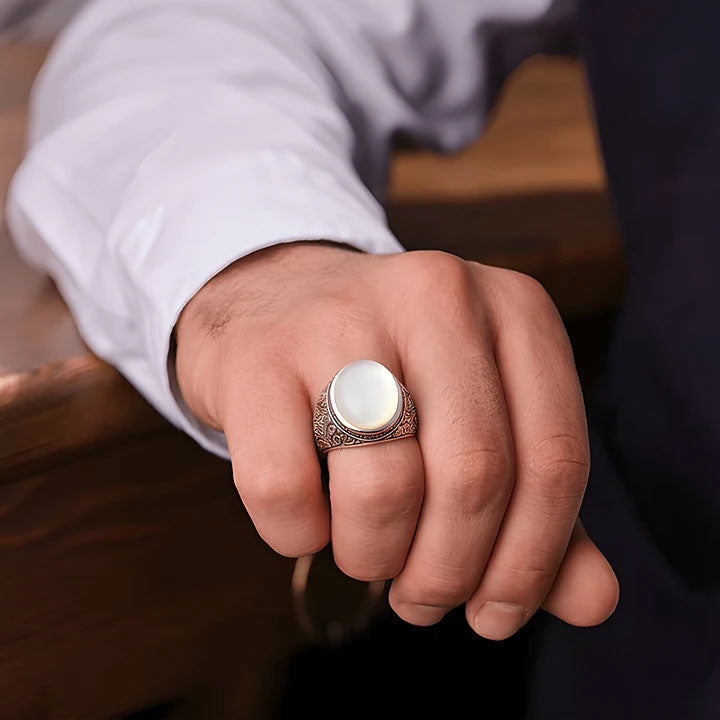 خاتم فضة رجالي 925 مرصع بحجر الصدف الأبيض بتصميم فاخر - متجر المارشال للخواتم الرجالية 3