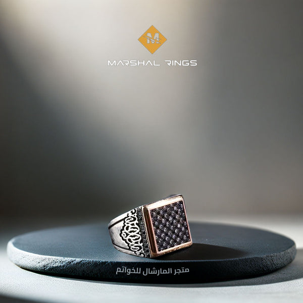 خاتم فضة رجالي 925 مرصع بأحجار الزركون السوداء والبيضاء بتصميم عصري - متجر المارشال للخواتم الرجالية 1