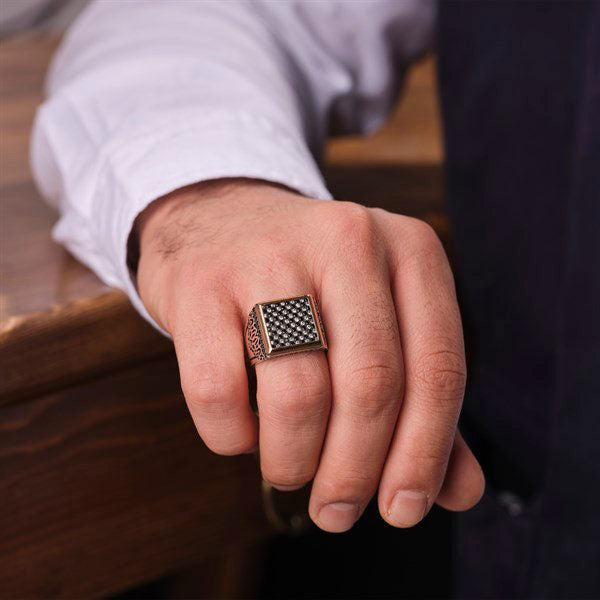 خاتم فضة رجالي 925 مرصع بأحجار الزركون السوداء والبيضاء بتصميم عصري - متجر المارشال للخواتم الرجالية 3