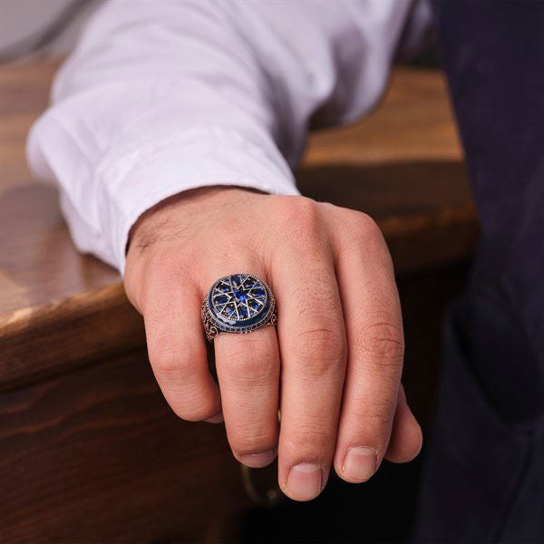 خاتم فضة رجالي 925 مرصع بأحجار الزركون الأزرق مزين بإطار أنيق - متجر المارشال للخواتم الرجالية 3